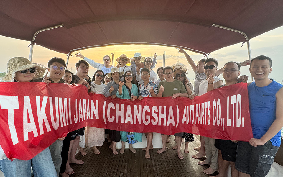 Últimos blogs da empresa sobre 2025 Team Building da TAKUMI Representante de vendas da empresa foi conduzido em Sanya Luxury Yachts